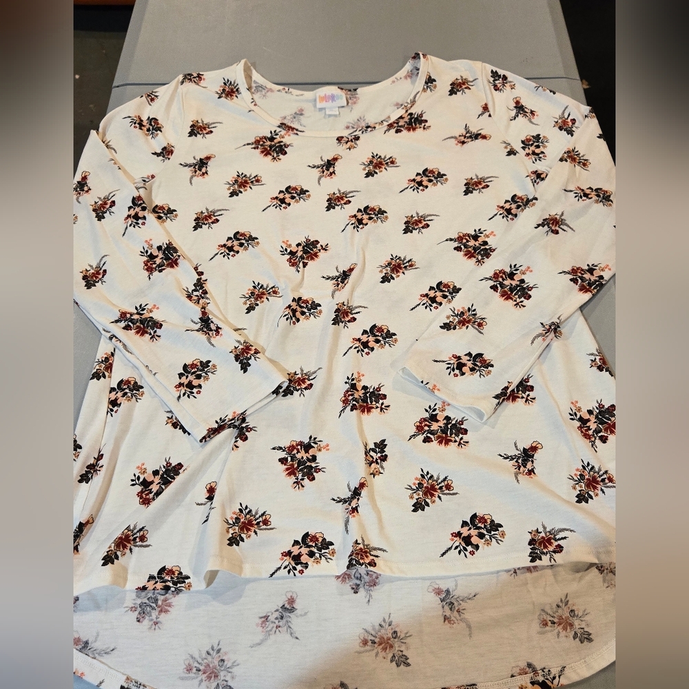 LuLaRoe Cream and Pink Floral Top (5c40)